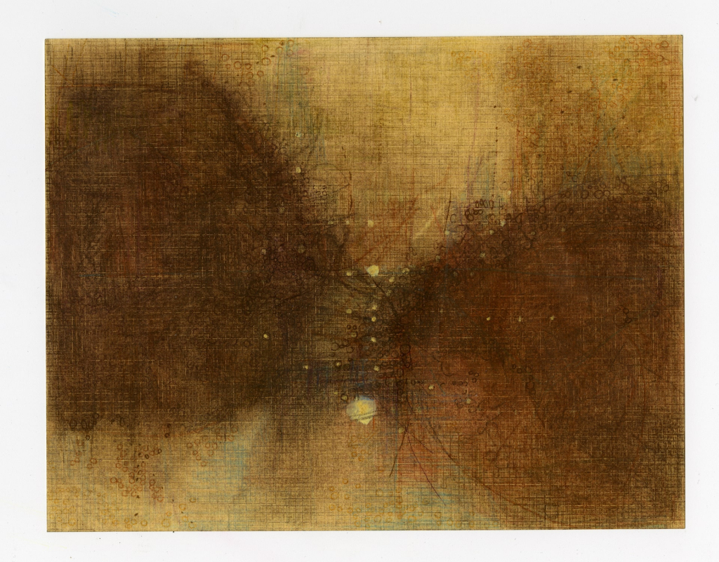 Ce dessin, réalisé au pastel sec et à la gouache, se déploie dans une palette de tons chauds et terreux — bruns profonds, ocres, dorés, rehaussés par des touches discrètes de bleu pâle et de rouge. Le format suggère un espace intime, concentré, presque minéral.

Le fond est construit à partir d’une trame croisée très fine, visible en filigrane, qui donne à l’ensemble une texture presque textile ou cartographique. Cette structure quadrillée agit comme un sous-texte silencieux, une mémoire du geste, sur laquelle se superposent des couches de matière diffuse.

Deux masses sombres se font face et semblent converger vers un point central lumineux, là où s’accumulent des signes plus marqués — traits, cercles, éclats. Cette concentration visuelle au centre donne une impression de tension, de friction ou de rencontre. L’image évoque un espace de collision, de métamorphose ou d’émergence.

Le pastel, avec son grain tendre et sa capacité à se fondre, permet une modulation subtile des transitions. La gouache, elle, introduit des zones plus denses ou des touches ponctuelles, presque comme des traces de lumière ou des éclats suspendus.