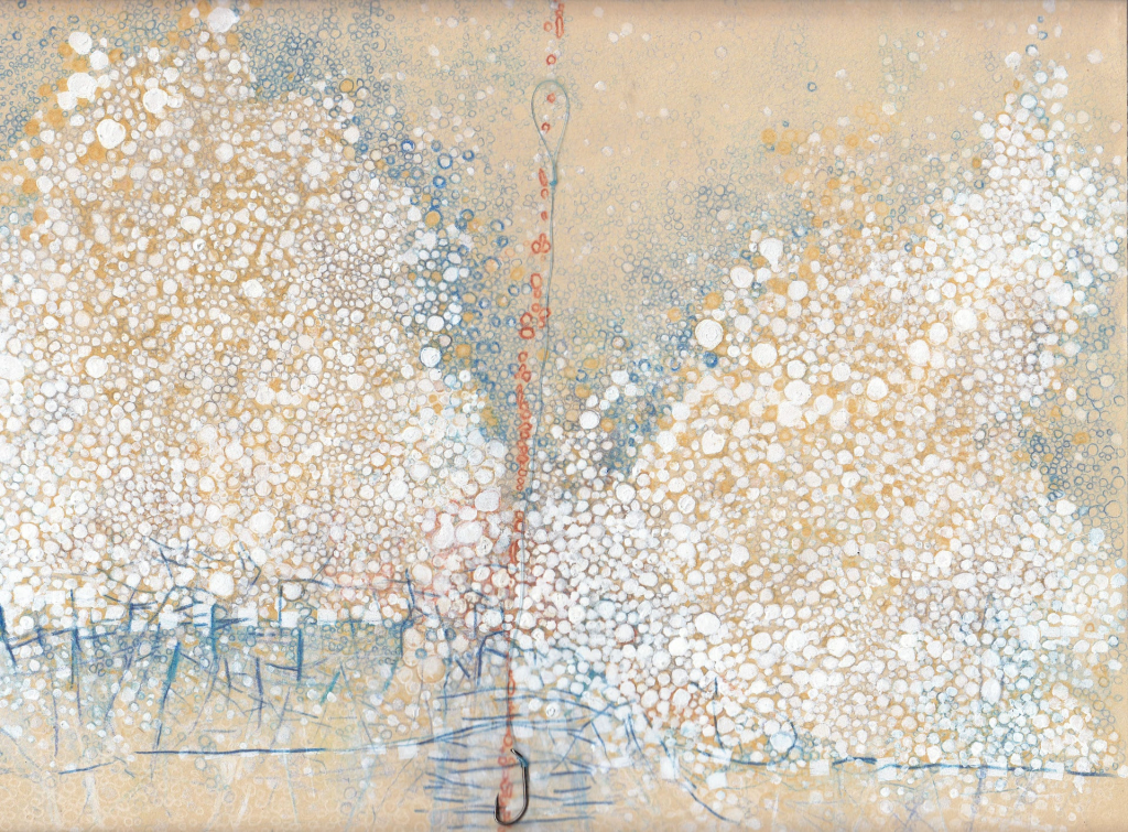 Ce dessin a été réalisé à la gouache sur papier sans acide, au format A4. J’y ai intégré un élément de collage : un véritable hameçon de pêche, suspendu au centre de la composition par un fil rouge dessiné, évoquant une tension verticale, fragile et silencieuse.

Le fond est constitué d’un foisonnement de cercles et de points superposés, peints à la gouache blanche, bleue et ocre. Ce motif évoque une forme d’effervescence organique ou une neige en suspension, presque éthérée. J’ai cherché à créer une atmosphère poreuse, comme si la matière se dissolvait dans l’air ou dans l’eau, dans un mouvement d’apparition ou d’effacement.

La ligne verticale rouge, qui traverse l’image du haut vers le bas, agit comme un axe sensible. Elle relie le vide à l’objet réel (l’hameçon), introduisant un contraste entre l’abstraction délicate du fond et la présence brute, métallique, du collage. Cette pièce parle pour moi de vulnérabilité, de désir suspendu, ou d’un piège presque invisible dans un espace vaporeux.