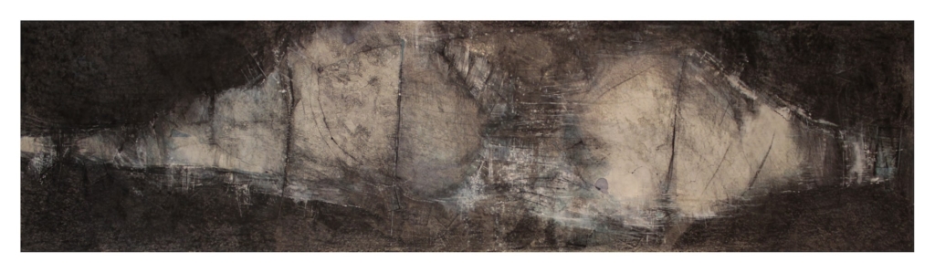 Cette série de grands formats horizontaux est réalisée principalement au crayon graphite, pastel sec, et parfois gouache, sur papier de riz. Chaque œuvre développe un univers sensible et stratifié, où le trait devient à la fois cartographie et résonance corporelle, trace du geste et vibration spatiale.

Les compositions sont dominées par des formes massives, sombres, qui évoquent des corps allongés, des paysages internes, des blocs de mémoire, ou encore des territoires en tension. Ces masses sont souvent traversées ou bordées par des lignes fines, presque sismiques, qui fragmentent l’espace et instaurent des tensions rythmiques. On perçoit une lente oscillation entre opacité et transparence, entre stabilité et effondrement.

La ligne graphite est omniprésente : tantôt elle esquisse des contours fragiles, tantôt elle hachure, stratifie, encage ou relie. Le pastel bleu-gris et les rehauts de gouache blanche ou pâle ajoutent des zones de brouillard ou de lumière, donnant à certains dessins une atmosphère presque aquatique ou atmosphérique.

La forme centrale de nombreuses œuvres évoque un corps géologique ou organique, posé ou suspendu dans un espace vide. Le papier de riz, avec sa finesse et sa translucidité, accentue cette impression de flottement, de présence-fantôme ou de peau fragile tendue sur des strates de sens.